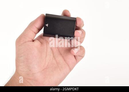 Batteria della fotocamera in mano isolata su sfondo bianco con Clipping Path Foto Stock