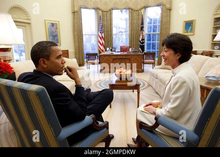 Il presidente Barack Obama incontra il senatore Susan Collins (R-Maine) presso l'ufficio ovale. Collins è stato uno dei tre senatori repubblicani che hanno votato per la legge di stimolo 2/4/09. Foto ufficiale della Casa Bianca di Pete Souza Foto Stock