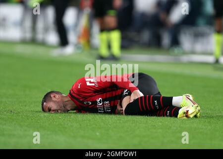 Torino, Italia. 19 settembre 2021. Theo Hernandez dell'AC Milan ha ferito durante la serie A match tra Juventus FC e AC Milan. Foto Stock