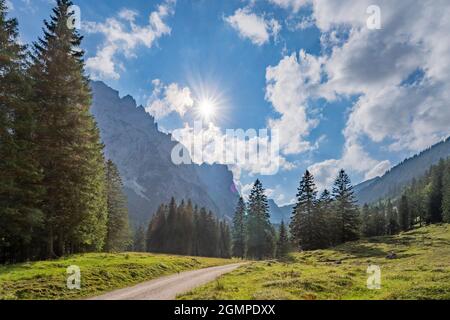 Paesaggio montano mozzafiato nella Valle del Raintral, una valle laterale della Valle del Lechtal vicino alla città di Reutte in Tirolo, Austria Foto Stock