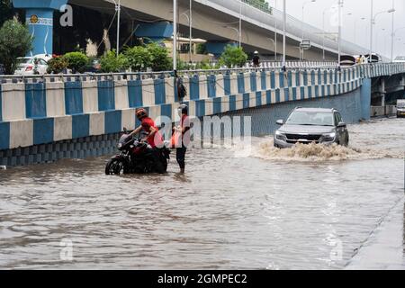 Kolkata, India. 20 Settembre 2021. Due persone con due ruote cercano di attraversare una strada allagata a causa delle forti piogge a Kolkata, India. (Foto di Sudip Maiti/Pacific Press) Credit: Pacific Press Media Production Corp./Alamy Live News Foto Stock