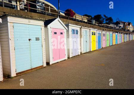 Colourful Beach Huts sulla linea costiera di Lyme Regis sul mare inglese South Coast Foto Stock