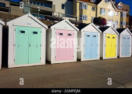 Colourful Beach Huts sulla linea costiera di Lyme Regis sul mare inglese South Coast Foto Stock