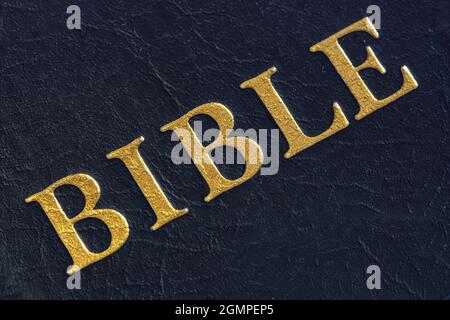 L'iscrizione sulla copertina del libro, la Bibbia, una raccolta di testi religiosi, primo piano. Foto Stock