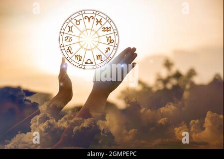 Segni zodiacali all'interno del cerchio oroscopo astrologia e oroscopi concetto Foto Stock