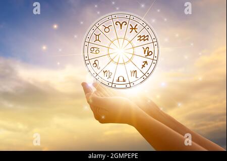 Segni zodiacali all'interno del cerchio oroscopo astrologia e oroscopi concetto Foto Stock