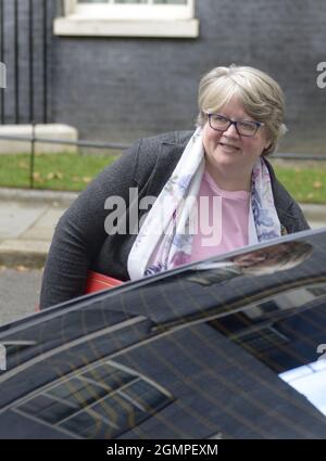 Thérèse Coffey MP - Segretario di Stato per il lavoro e le pensioni - a Downing Street il giorno di un rimpasto di gabinetto in cui ha mantenuto il suo lavoro. 15 settembre Foto Stock