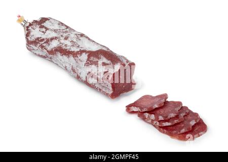 Salsiccia di Sant'Agaune a fette, un saucisson di maiale alla francese, isolato su sfondo bianco Foto Stock