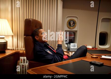 Il presidente Barack Obama indossa una giacca AF1 sul suo primo volo a bordo dell'Air Force One dalla base dell'aeronautica di Andrews a Newport News, Virginia 2/5/09.Official White House Photo di Pete Souza Foto Stock