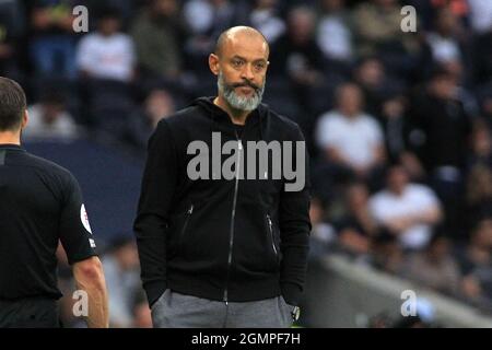 Londra, Regno Unito. 19 Settembre 2021. Tottenham Hotspur Capo Coach Nuno spirito Santo sembra abbattuto. Premier League Match, Tottenham Hotspur v Chelsea al Tottenham Hotspur Stadium di Londra il 19 settembre 2021. Questa immagine può essere utilizzata solo per scopi editoriali. Solo per uso editoriale, licenza richiesta per uso commerciale. Nessun uso in scommesse, giochi o un singolo club/campionato/player pubblicazioni. pic di Steffan Bowen/Andrew Orchard sport fotografia/Alamy Live news credito: Andrew Orchard sport fotografia/Alamy Live News Foto Stock