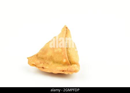 Samosa su sfondo bianco Foto Stock