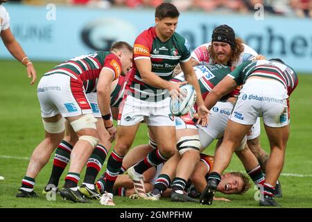 18.9.2021 Leicester, Inghilterra. Unione di Rugby. Tigers mischia mezzo ben Youngs libera la palla durante la partita Gallagher round 1 giocata Foto Stock