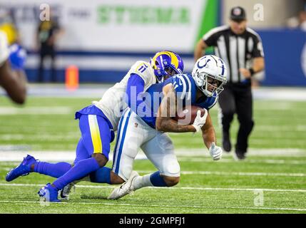 Indianapolis, Indiana, Stati Uniti. 19 settembre 2021. Durante la partita di football della NFL tra i Los Angeles Rams e gli Indianapolis Colts al Lucas Oil Stadium di Indianapolis, Indiana. Los Angeles sconfisse Indianapolis 27-24. John Mersies/CSM/Alamy Live News Foto Stock