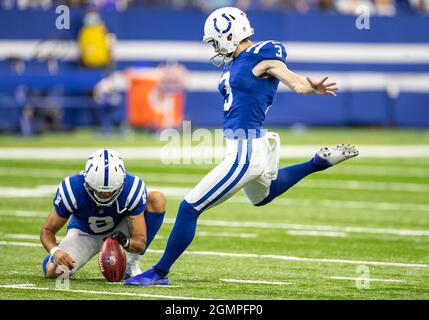 Indianapolis, Indiana, Stati Uniti. 19 Settembre 2021. Indianapolis Colts kicker Rodrigo Blankenship (3) calcia l'obiettivo di campo fuori dalla presa da Indianapolis Colts Punter Rigoberto Sanchez (8) durante l'azione di gioco di football NFL tra i Los Angeles Rams e gli Indianapolis Colts al Lucas Oil Stadium di Indianapolis, Indiana. Los Angeles sconfisse Indianapolis 27-24. John Mersies/CSM/Alamy Live News Foto Stock