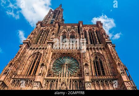 Bella inquadratura a basso angolo sul fronte ovest della famosa Cattedrale di Notre-Dame di Strasburgo. La pietra arenaria bruna-rossastra dalle montagne dei Vosgi... Foto Stock