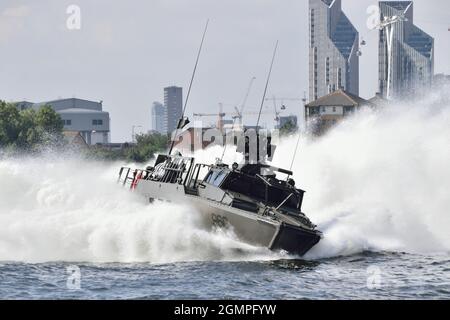 Nave di pattuglia della marina svedese CB90 NG che si impegna a manovrare con difficoltà e rapidità nel Royal Victoria Dock di Londra come parte dell'evento DSEI 2021 Foto Stock