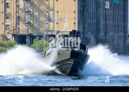Nave di pattuglia della marina svedese CB90 NG che si impegna a manovrare con difficoltà e rapidità nel Royal Victoria Dock di Londra come parte dell'evento DSEI 2021 Foto Stock