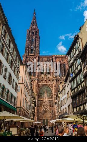 La famosa Cattedrale di nostra Signora di Strasburgo visto attraverso gli edifici medievali a graticcio sulla strada Rue Mercière nella città storica... Foto Stock