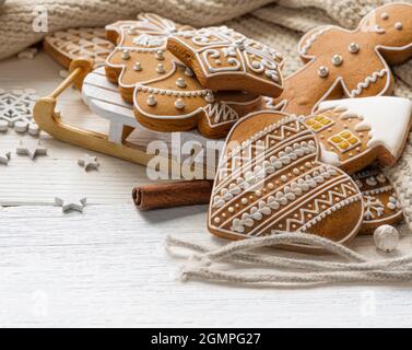 Biscotti di Natale fatti in casa con sciarpa di lana beige lavorata a maglia Foto Stock