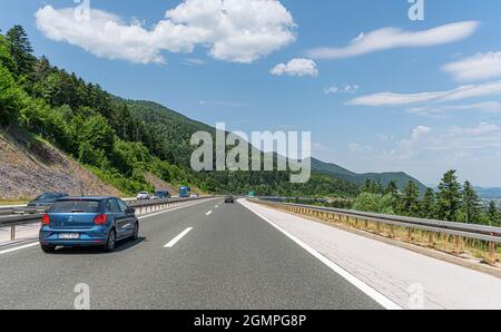 Volkswagen Polo e altre auto guidano lungo l'autostrada Foto Stock