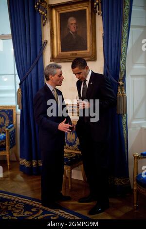 Il Presidente Barack Obama parla con il Capo dello staff Rahm Emanuel in un ricevimento ufficiale nella Sala Blu 2/18/09. Foto ufficiale della Casa Bianca di Pete Souza Foto Stock