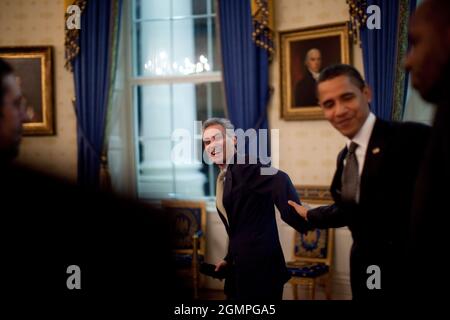 Il presidente Barack Obama scherza con il capo dello staff Rahm Emanuel in un ricevimento ufficiale nella Blue Room 2/18/09. Foto ufficiale della Casa Bianca di Pete Souza Foto Stock