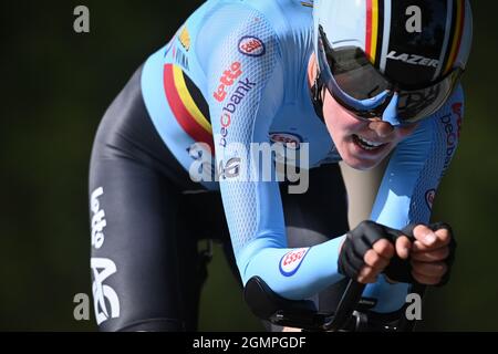 Il belga Julie Van de Velde l'elite femminile individuale Time Trial corsa, a 30,3 km da Knokke-Heist a Brugge, al campionato del mondo UCI Road Cyclin Foto Stock