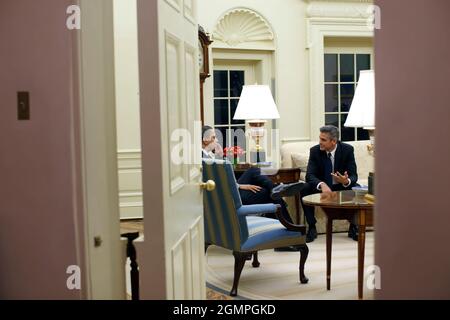 Il presidente Barack Obama incontra con l'attore George Clooney all Ufficio Ovale 2/23/09. Gazzetta White House Photo by Pete Souza Foto Stock