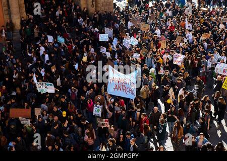 Bologna, Italia. Marzo 15, 2019. Oltre 10,000 bambini e altri attivisti protestano a Bologna per un'azione sul cambiamento climatico con una marcia avanti Foto Stock