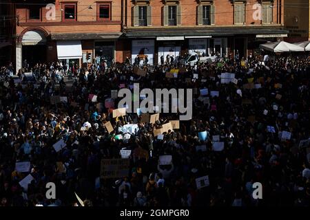 Bologna, Italia. Marzo 15, 2019. Oltre 10,000 bambini e altri attivisti protestano a Bologna per un'azione sul cambiamento climatico con una marcia avanti Foto Stock