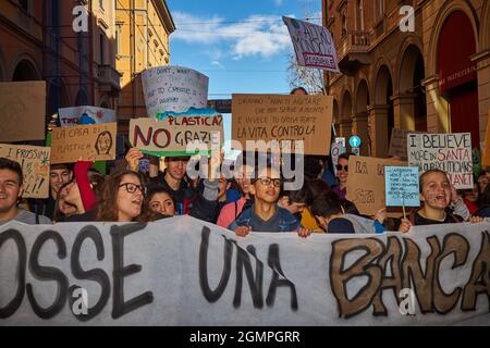 Bologna, Italia. Marzo 15, 2019. Oltre 10,000 bambini e altri attivisti protestano a Bologna per un'azione sul cambiamento climatico con una marcia avanti Foto Stock