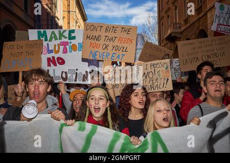 Bologna, Italia. Marzo 15, 2019. Oltre 10,000 bambini e altri attivisti protestano a Bologna per un'azione sul cambiamento climatico con una marcia avanti Foto Stock