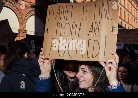 Bologna, Italia. Marzo 15, 2019. Oltre 10,000 bambini e altri attivisti protestano a Bologna per un'azione sul cambiamento climatico con una marcia avanti Foto Stock