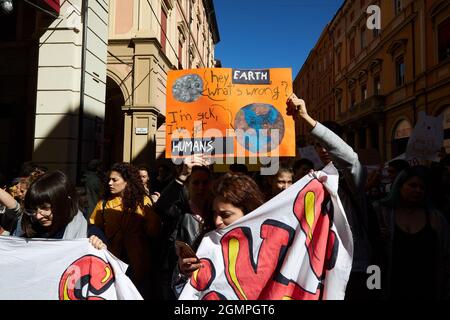 Bologna, Italia. Marzo 15, 2019. Oltre 10,000 bambini e altri attivisti protestano a Bologna per un'azione sul cambiamento climatico con una marcia avanti Foto Stock