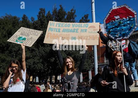 Bologna, Italia. Marzo 15, 2019. Oltre 10,000 bambini e altri attivisti protestano a Bologna per un'azione sul cambiamento climatico con una marcia avanti Foto Stock