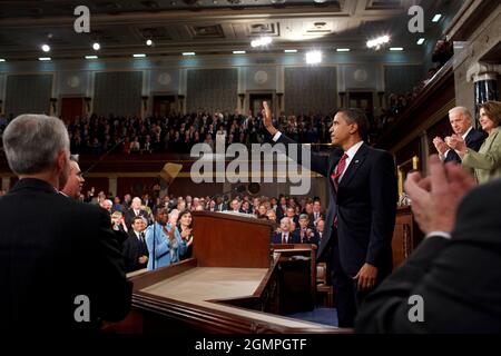 Il Presidente Barack Obama ondeggia verso i membri del Congresso prima di affrontare la sessione congiunta del Congresso degli Stati Uniti al Campidoglio degli Stati Uniti, Washington, D.C. 2/24/09Foto ufficiale della Casa Bianca di Pete Souza Foto Stock
