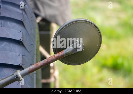 Uno specchio circolare posteriore un veicolo militare retrò Foto Stock