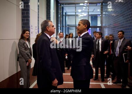 Il Presidente Barack Obama fissa il legame del Segretario Ray LaHood, mentre si preparano per un annuncio al Dipartimento dei Trasporti, Washington, D.C. 3/3/09Foto ufficiale della Casa Bianca di Pete Souza Foto Stock