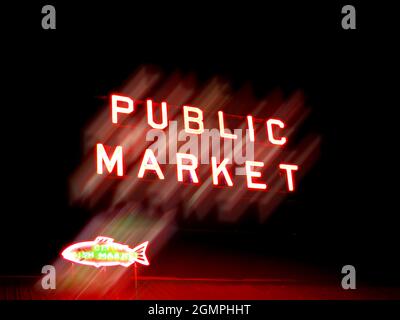 Cartello al neon del mercato pubblico di notte vicino a Pike's Place a Seattle, Washington, con sfocatura Foto Stock