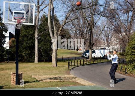 Il presidente Barack Obama tira i cerchi sulla Casa Bianca South Lawn campo di pallacanestro 3/6/09.Official White House Foto di Pete Souza Foto Stock