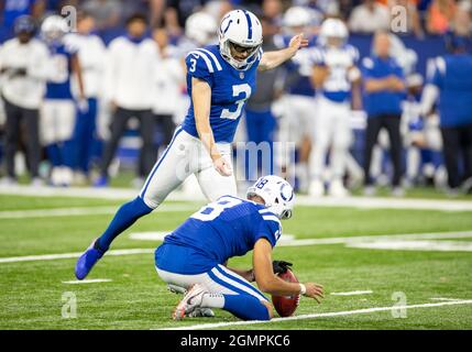 Indianapolis, Indiana, Stati Uniti. 19 Settembre 2021. Indianapolis Colts kicker Rodrigo Blankenship (3) calcia l'obiettivo di campo fuori dalla presa da Indianapolis Colts Punter Rigoberto Sanchez (8) durante l'azione di gioco di football NFL tra i Los Angeles Rams e gli Indianapolis Colts al Lucas Oil Stadium di Indianapolis, Indiana. Los Angeles sconfisse Indianapolis 27-24. John Mersies/CSM/Alamy Live News Foto Stock