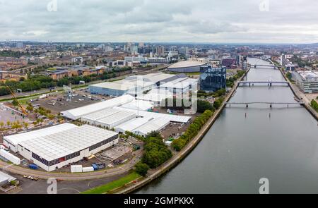 Glasgow, Scozia, Regno Unito. 20 settembre 2021. Viste aeree del sito della conferenza internazionale sul cambiamento climatico COP26 e del vertice che si terrà a Glasgow nel novembre 2021. Il sito si trova accanto al fiume Clyde presso lo Scottish Event Campus e si possono vedere grandi strutture temporanee erette per ospitare le decine di migliaia di delegati, capi di stato e giornalisti che parteciperanno all'evento di due settimane. Iain Masterton/Alamy Live News. Foto Stock