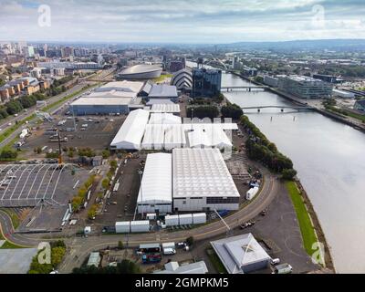 Glasgow, Scozia, Regno Unito. 20 settembre 2021. Viste aeree del sito della conferenza internazionale sul cambiamento climatico COP26 e del vertice che si terrà a Glasgow nel novembre 2021. Il sito si trova accanto al fiume Clyde presso lo Scottish Event Campus e si possono vedere grandi strutture temporanee erette per ospitare le decine di migliaia di delegati, capi di stato e giornalisti che parteciperanno all'evento di due settimane. Iain Masterton/Alamy Live News. Foto Stock