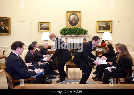 Gli steward servono l'acqua durante un incontro con il presidente Barack Obama e il segretario generale delle Nazioni Unite Ban Ki-moon nell'ufficio ovale il 10 marzo 2009. Foto ufficiale della Casa Bianca di Pete Souza Foto Stock