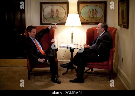 Il segretario del Tesoro Timothy Geithner parla da solo con il direttore della NEC Lawrence 'Larry' Summers nella West Wing Hall in seguito al briefing del quotidiano economico 3/16/09.Official White House Photo di Pete Souza Foto Stock