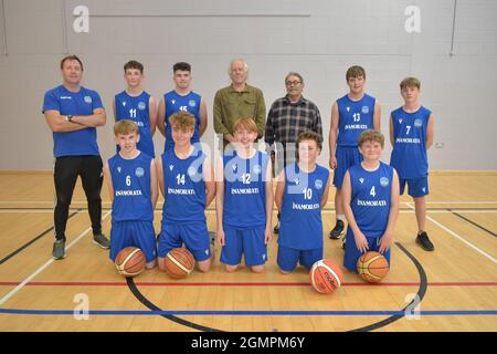 Bantry, West Cork, Irlanda. 20 Settembre 2021. John Ratajkowski, Emily Ratajkowski papà con Robert Romero che presenta maglie da basket al team di ragazzi U15/U16 del Bantry Basketball Club sponsorizzato da Emily e Robert (proprietario del Tivoli Bar a San Diego). Nella foto, Pa Curran con la squadra di ragazzi U15/U16 del Bantry Basketball Club. Credit: Karlis Dzjamko/Alamy Live News Foto Stock