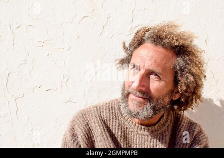 ritratto di uomo di mezza età con aspetto chiaro e timido Foto Stock