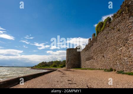 Le ben conservate mura romane del III secolo del Castello di Portchester, Hampshire, Regno Unito, viste dalla riva del porto di Portsmouth Foto Stock