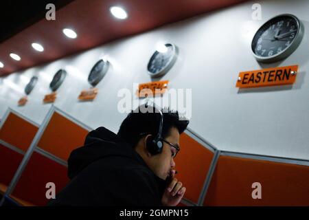 Turno notturno presso il call center Visaya Knowledge Process Outsourcing (VKPO) di Makati. Foto Stock