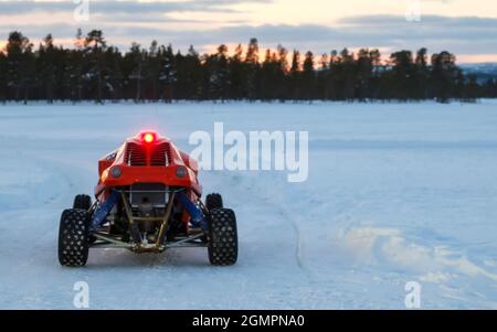 Buggy sulla neve. Adrenalina froad actrivities in un paesaggio bellissimo Foto Stock